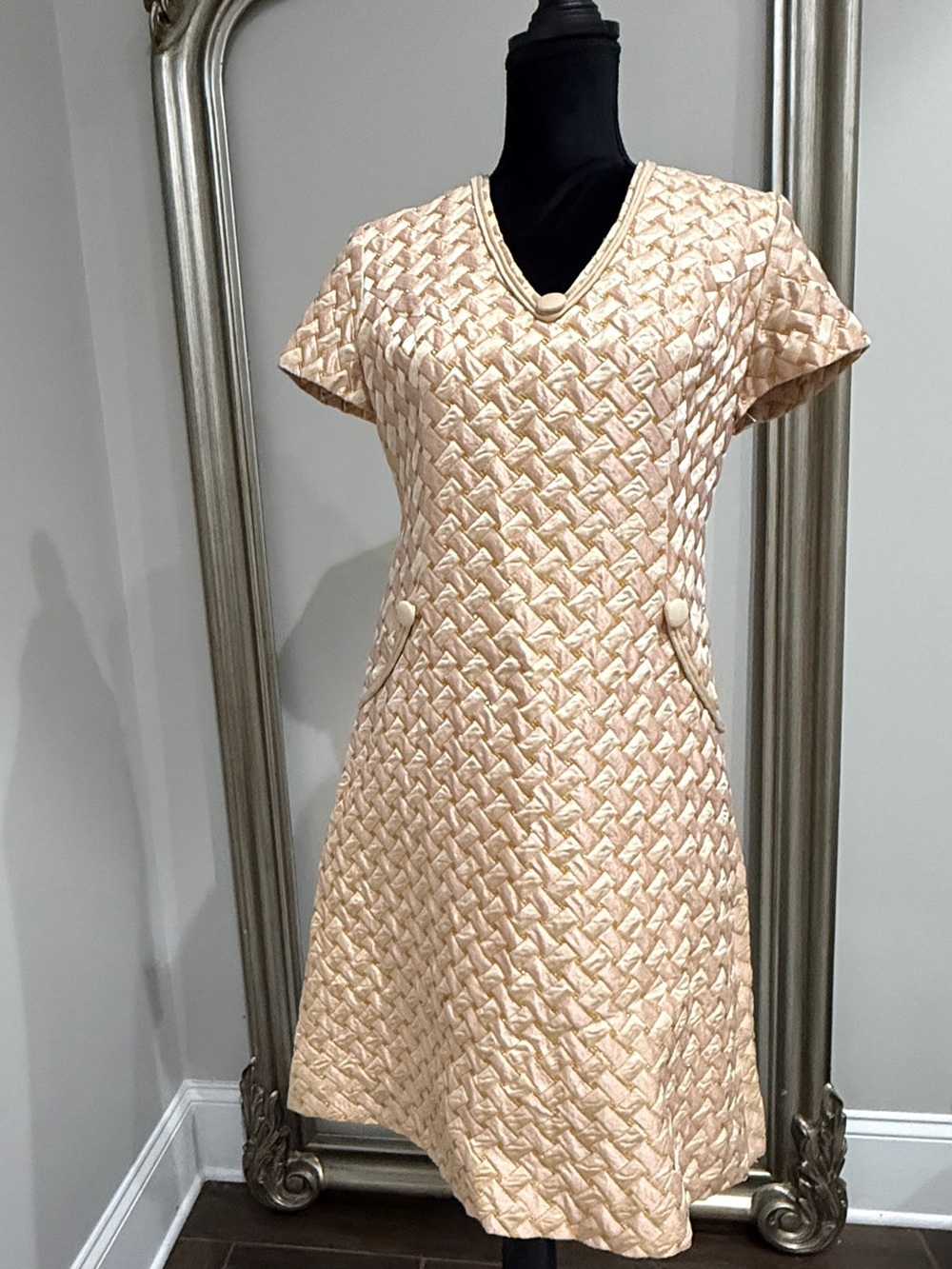 VINTAGE Women's Cream Textured V-Neck Short Sleeve Dress